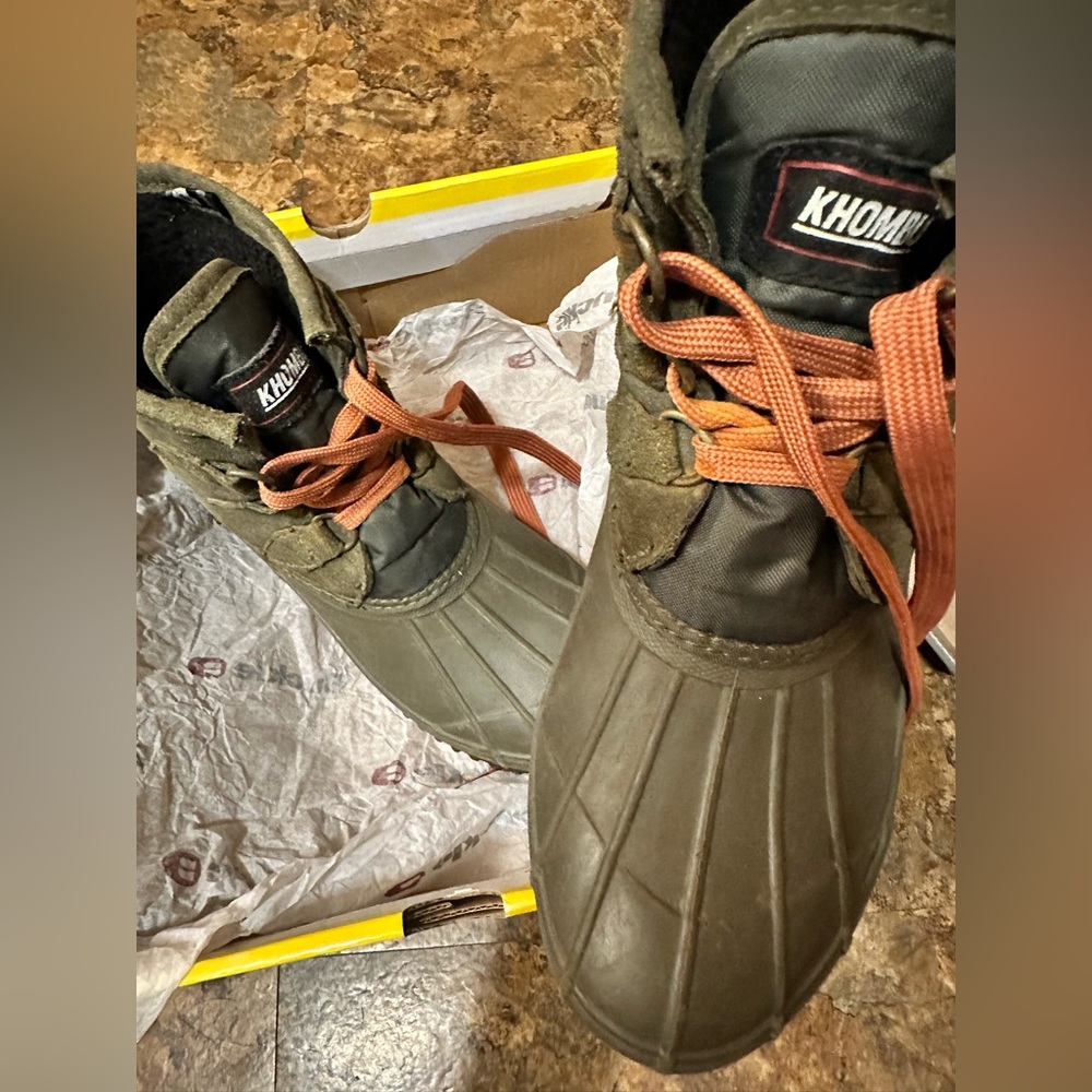 KHOMBU CREST DUCK 🦆 BOOTS 🥾- Olive - EUC